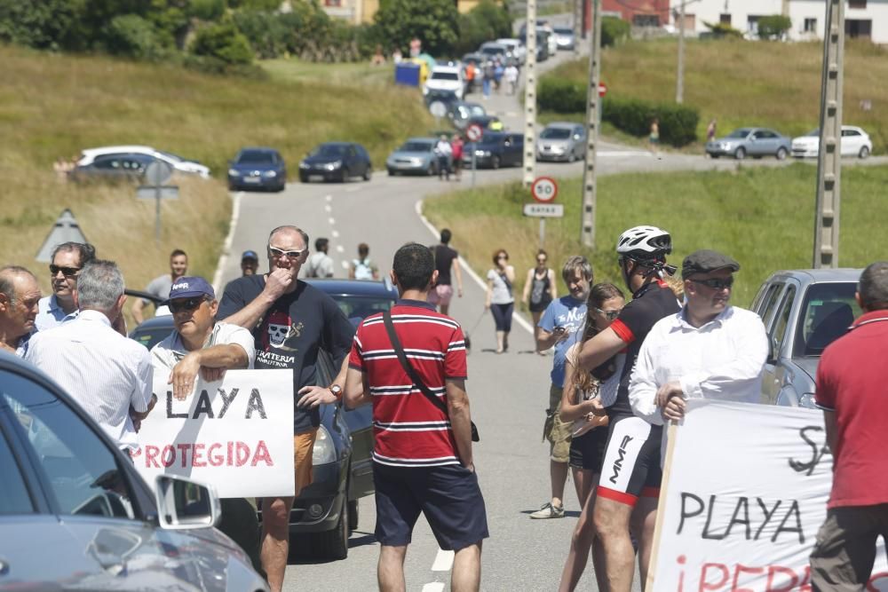 Concentración de los vecinos de Bayas, en Castrillón, contra la presencia de perros en la playa