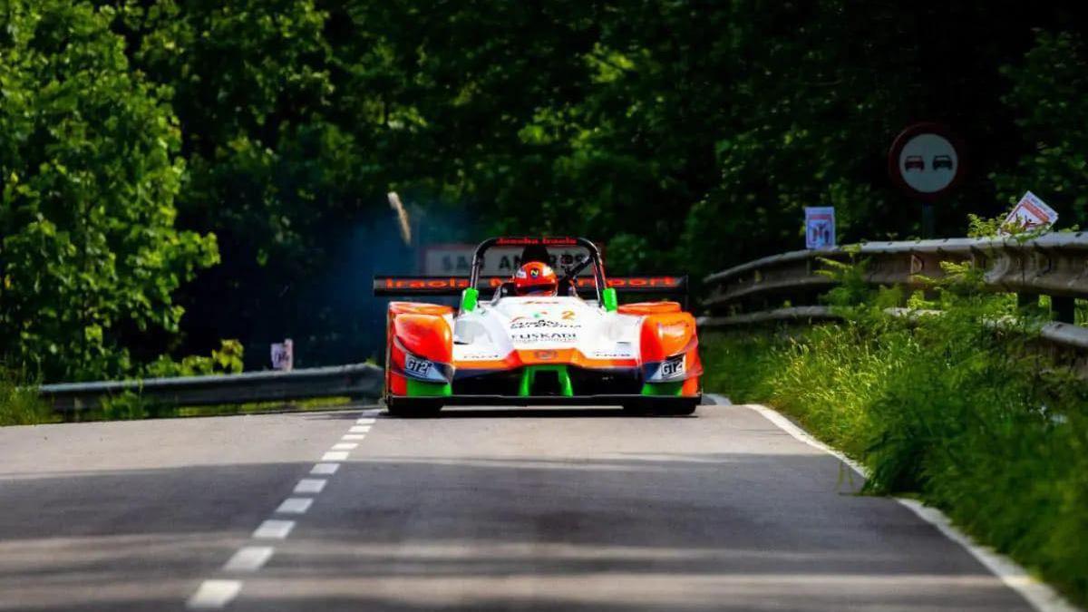 Un participante en una carrera automovilística en la carretera de El Fitu.