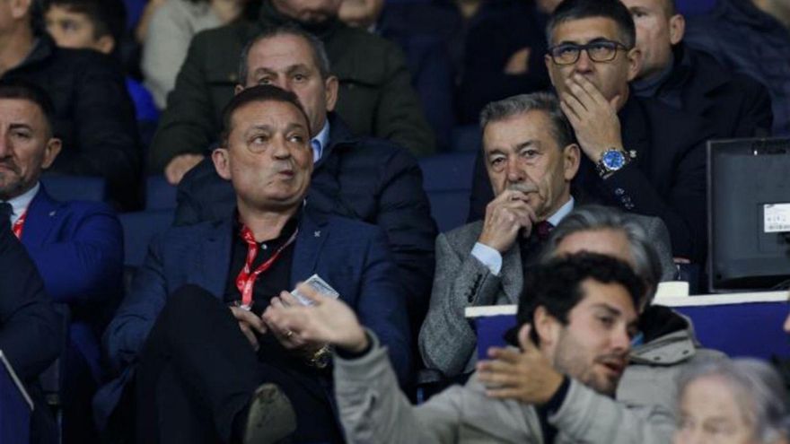 José Miguel Garrido y Paulino Rivero, durante un partido del CD Tenerife en la Península.