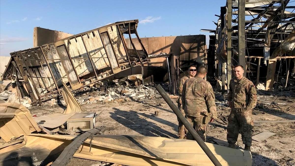 Soldados estadounidenses en el lugar donde un misil iraní golpeó la base aérea de Ain al-Asad, en la provincia iraquí de Anbar.