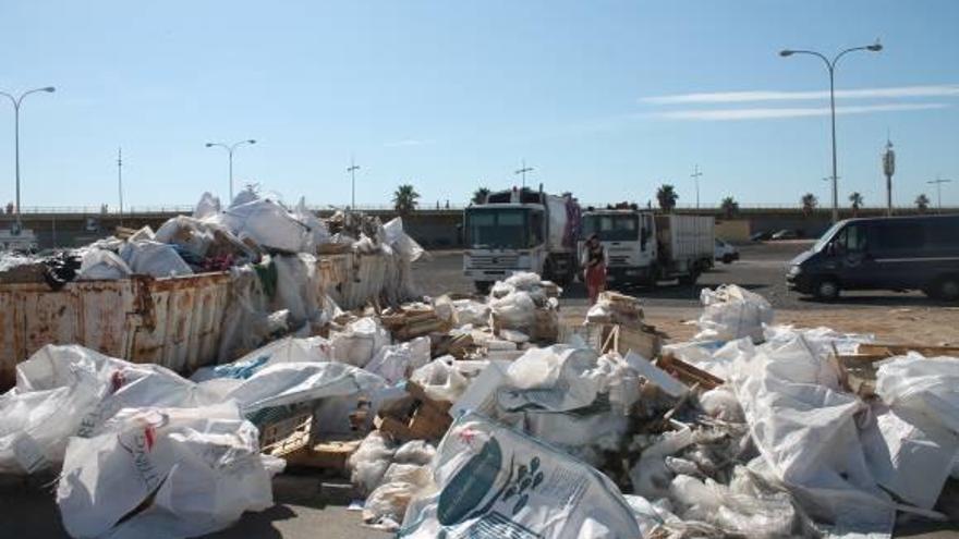 Puertos deja acumular en el muelle la basura de la Lonja