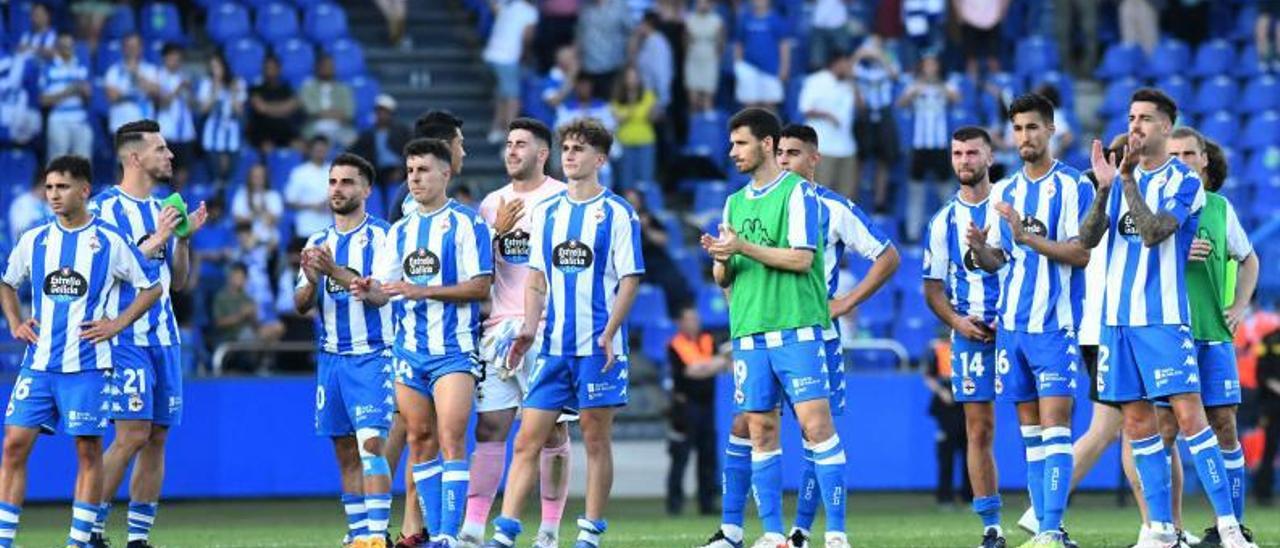 Los futbolistas del Deportivo aplauden a la grada tras el partido del pasado sábado en Riazor contra Unionistas. |  // ARCAY / ROLLER AGENCIA