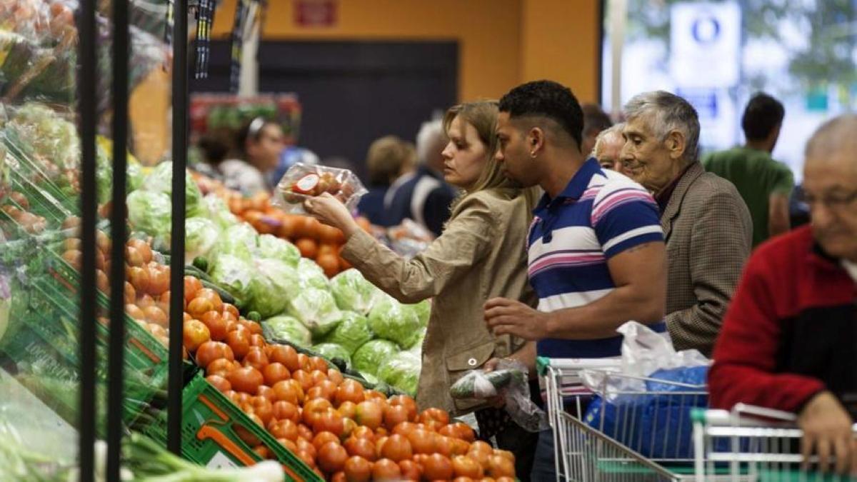 Personas comprando en un supermercado.