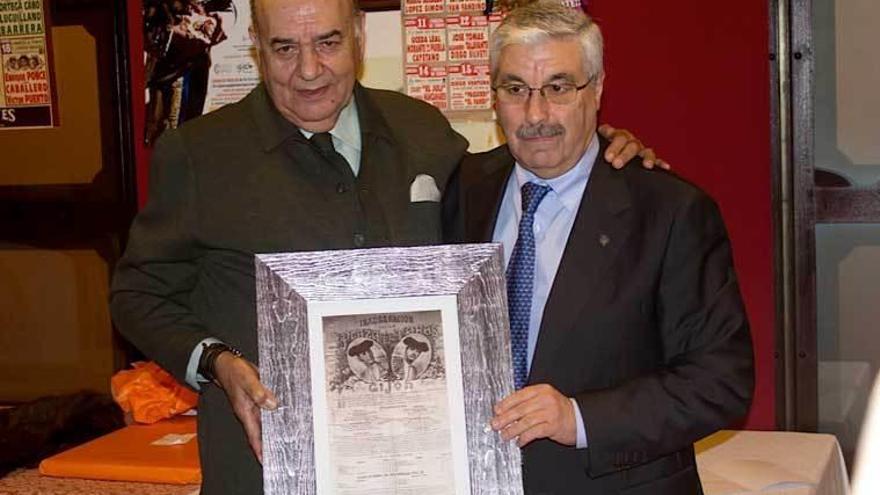 Carlos Zúñiga y Dionisio Montero, presidente de la Peña Astur.