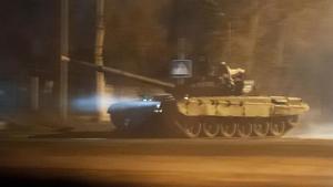 Un tanque por las calles de Donetsk.