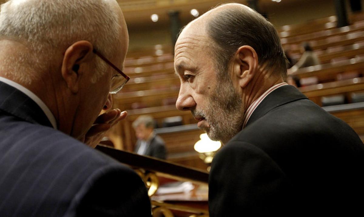 Rubalcaba (dreta) parla amb Josep Antoni Duran Lleida, de CiU, dimarts al Congrés. Rubalcaba (dreta) parla amb Josep Antoni Duran Lleida, de CiU, dimarts al Congrés.