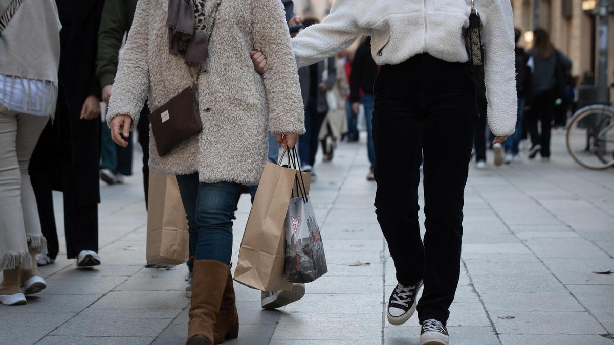 Archivo - Varias personas por una calle de Barcelona