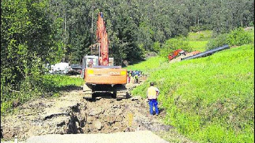 Operarios, ayer, trabajando en las obras del trasvase en San Pelayo (Villayón).