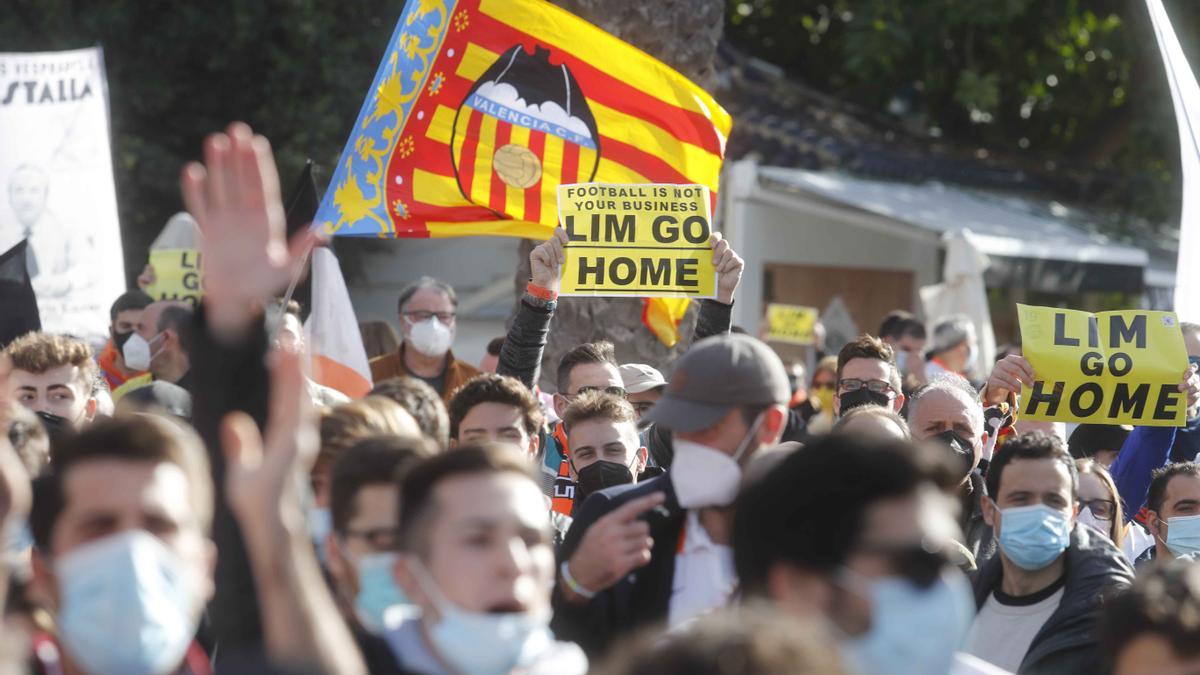 Manifestación multitudinaria de valencianistas en contra de MERITON.