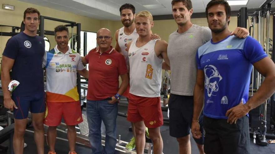 Manuel Baltar, con los integrantes de la selección española. // FdV