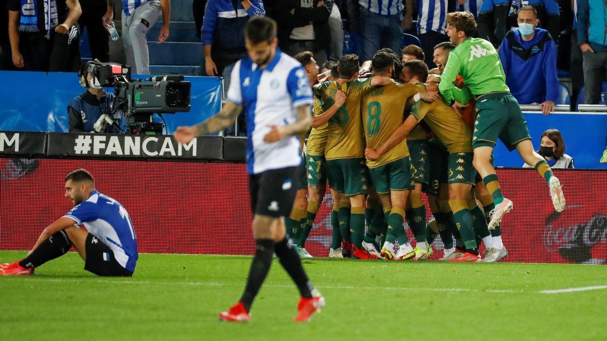 Borja Iglesias rescata al Betis en Vitoria en el último suspiro.