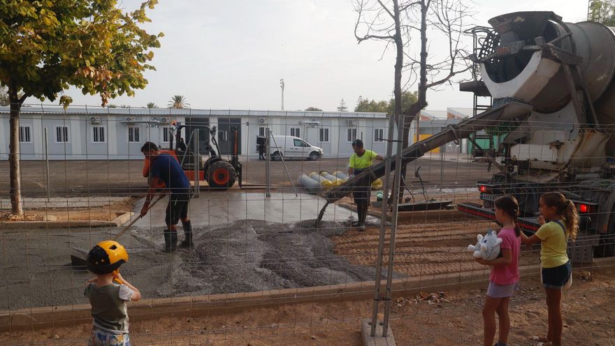 Vuelta al colegio en Massanassa con protestas de las AMPA y operarios aún trabajando Vuelta al colegio en Massanassa con protestas de las AMPA y operarios aún trabajando