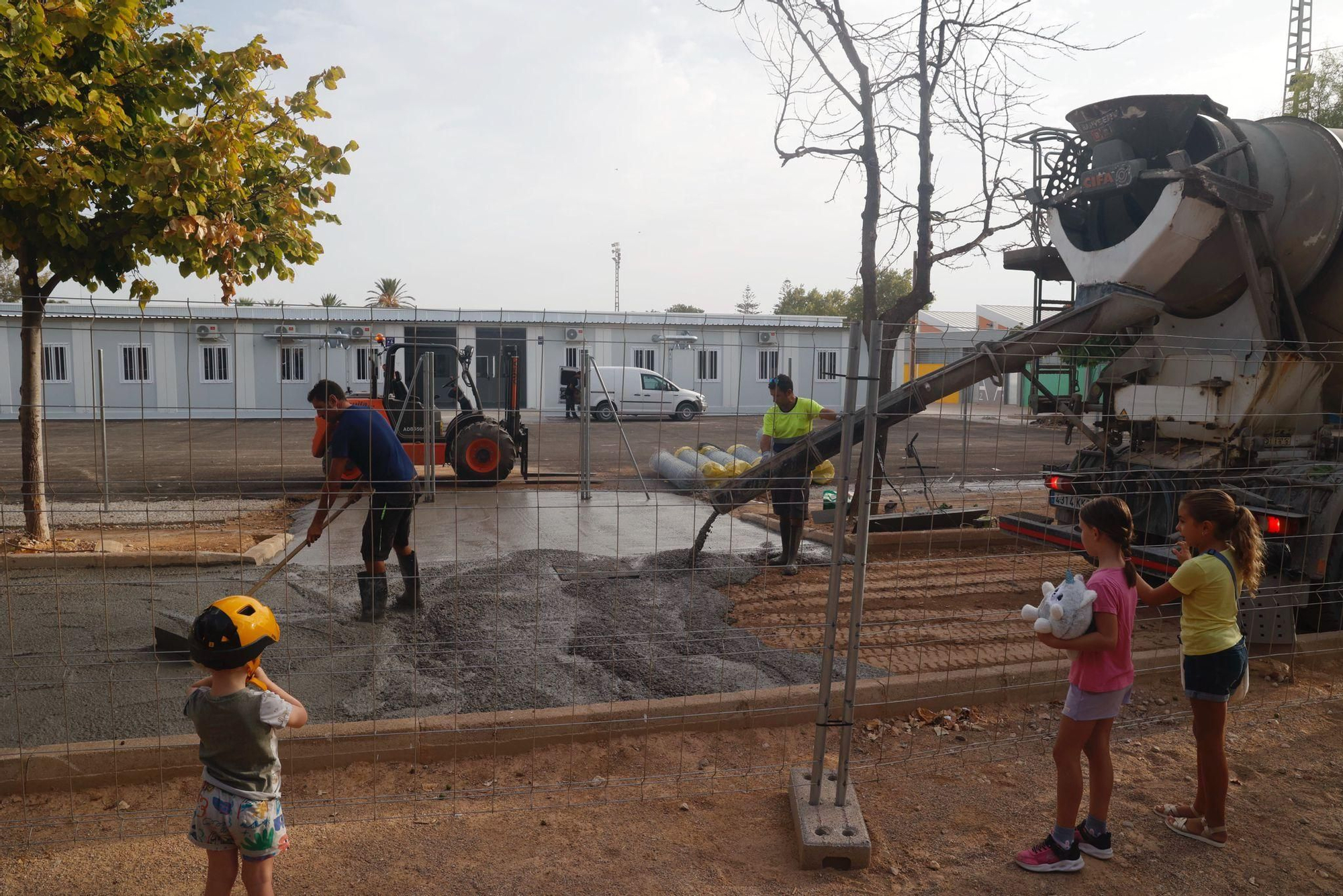 Vuelta al colegio en Massanassa con protestas de las AMPA y operarios aún trabajando