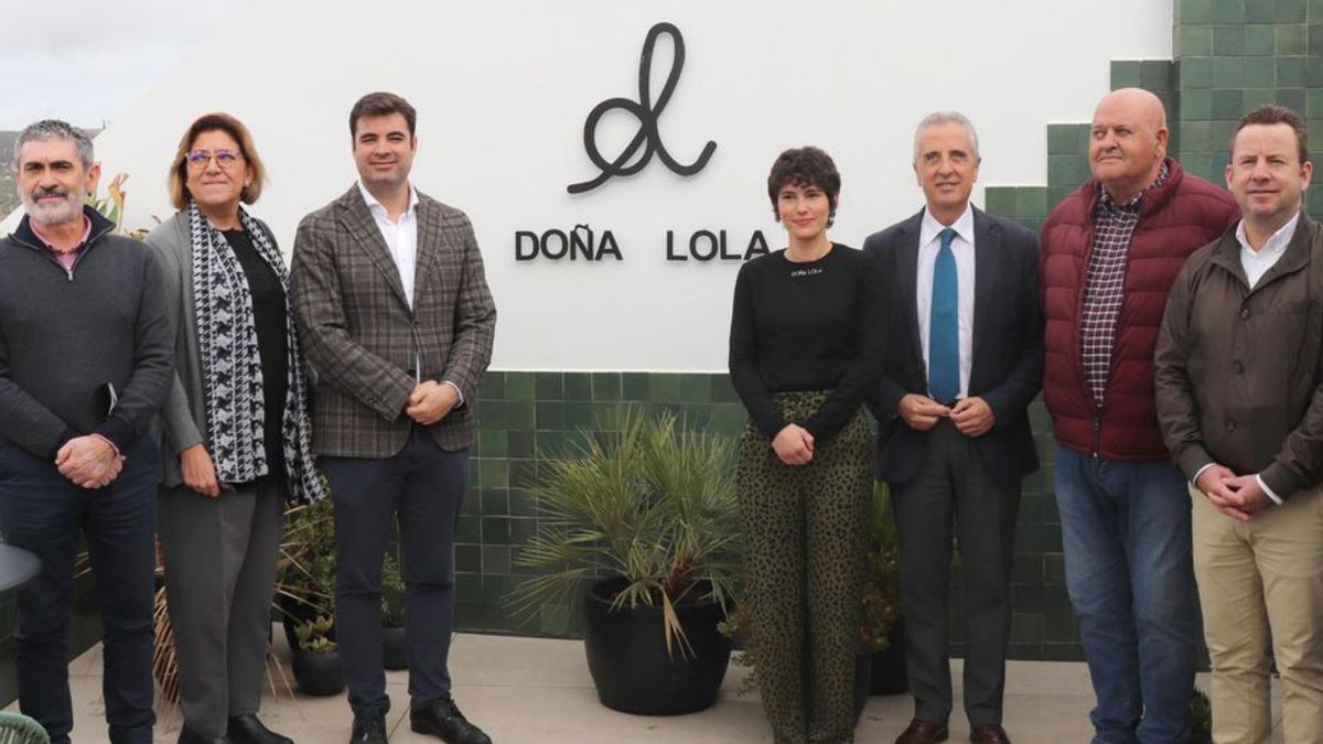 Visita de la Corporación al edificio turístico Doña Lola.