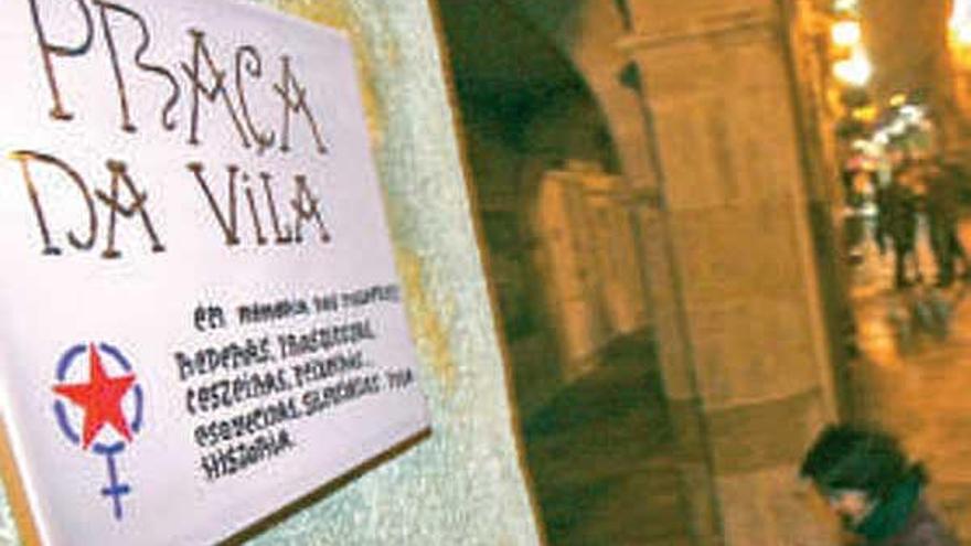 Placa colocada en la Praza da Constitución.