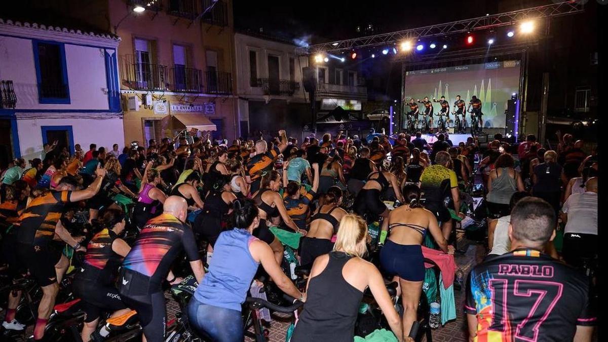Un momento del pedaleo nocturno en Gilet