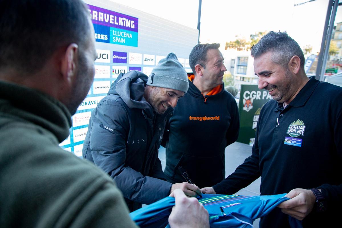 La recogida de dorsales conectó a los ciclistas con los espectadores