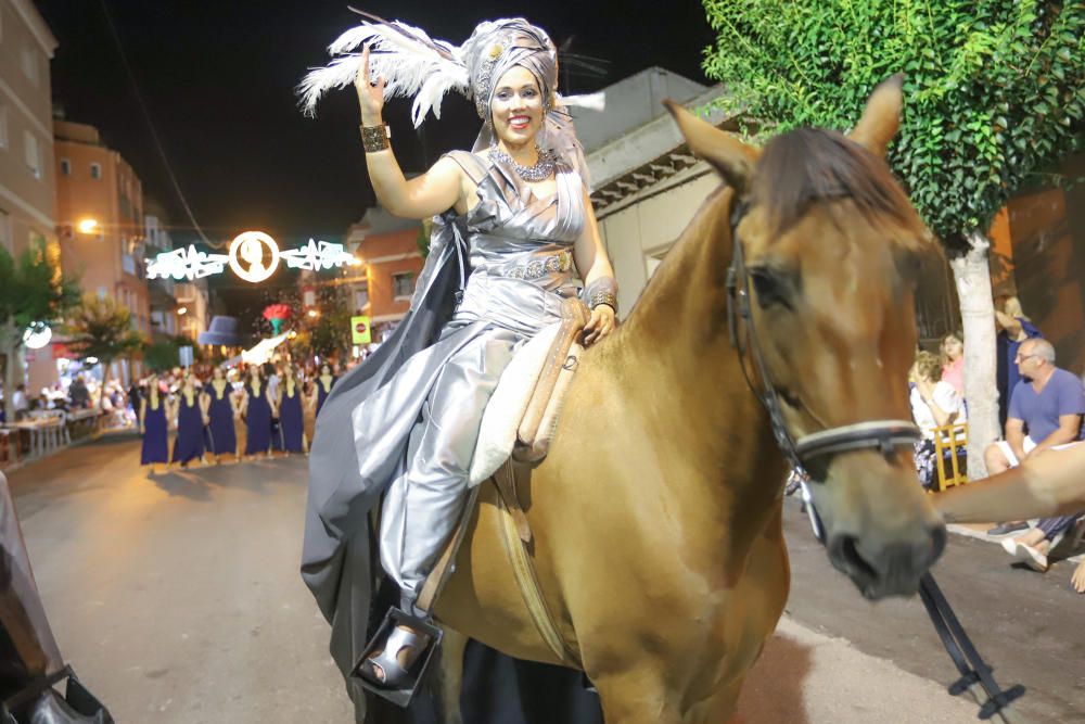 La Entrada Cristiana culmina una espectacular trilogía festera en Almoradí