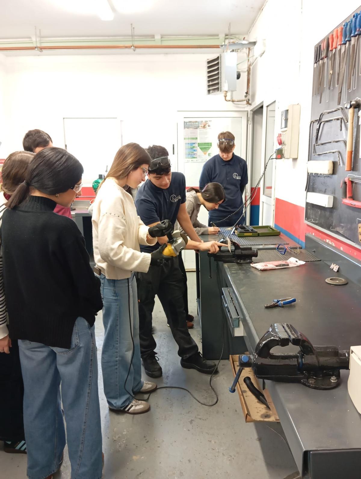 Del taller a la camilla: los alumnos de FP del Silos intercambian ciclos por un día