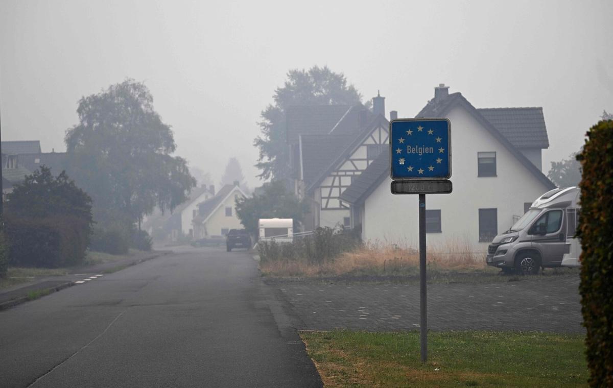 El humo del incendio del parque natural de Hautes-Fagnes llega a la frontera con Alemania, en Kalterherberg, cerca de Monschau.