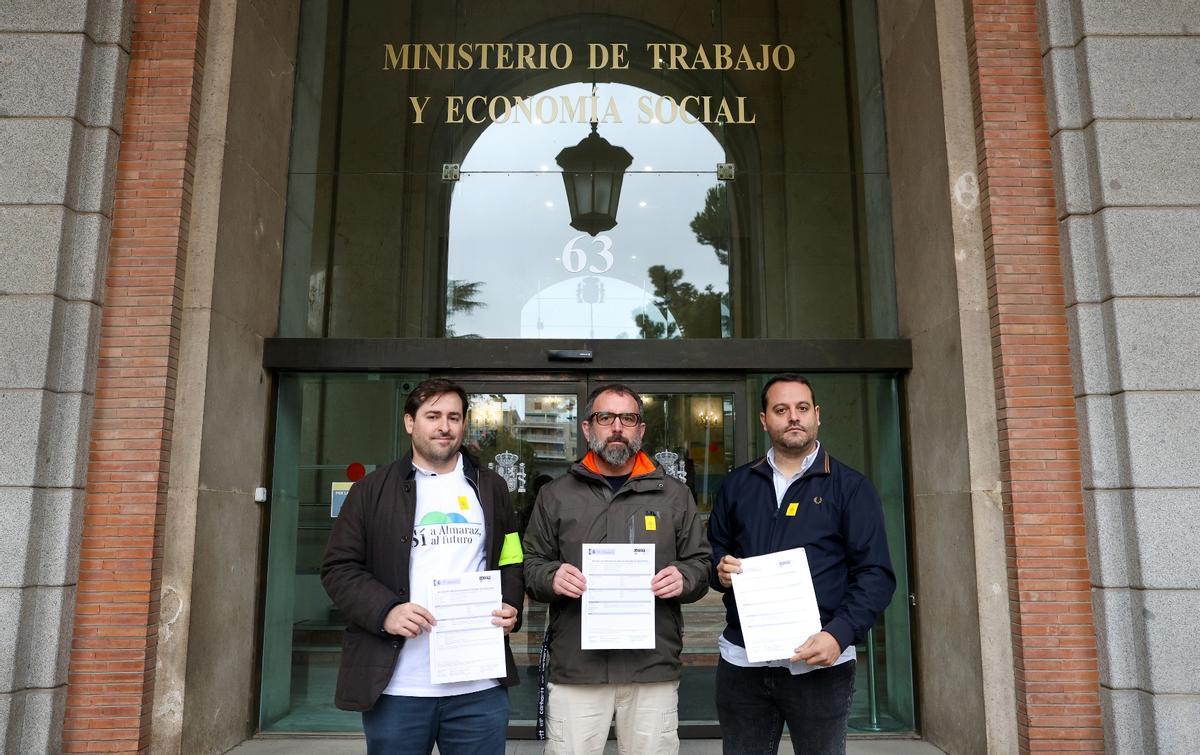 Entrega de las cartas esta mañana en el Ministerio de Trabajo.