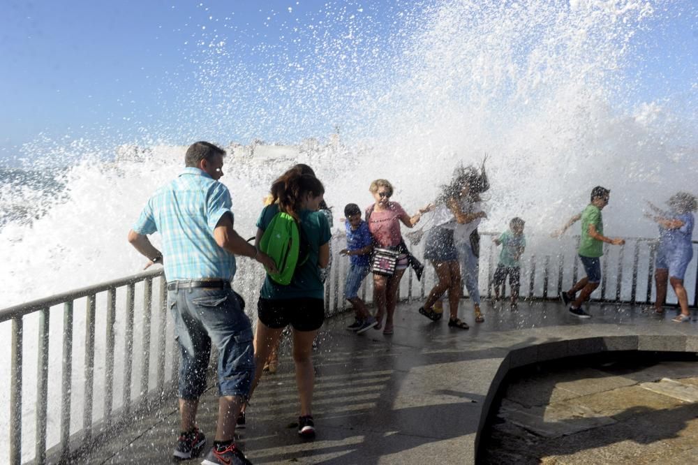 Desalojo de las playas de Riazor y Orzán