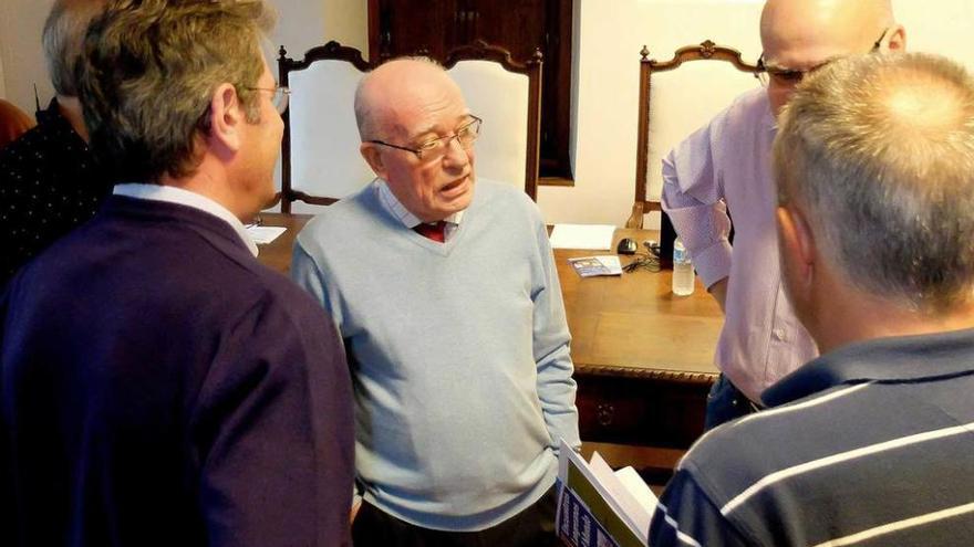 Martínez Roces, en el centro, antes del inicio de la asamblea celebrada en la Casa de los Alberti.