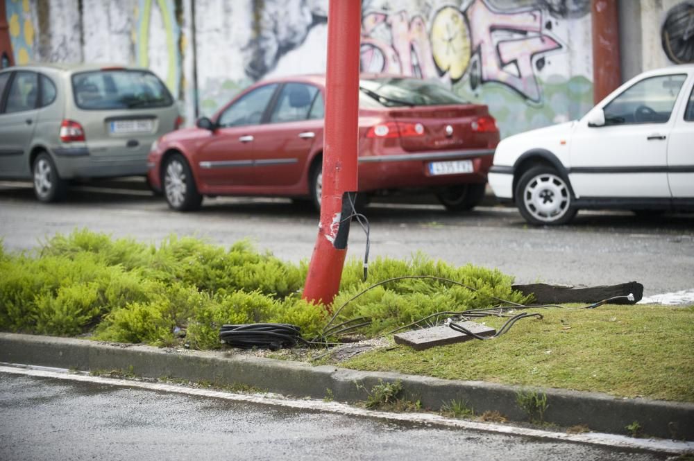 Herida al chocar su coche contra una farola