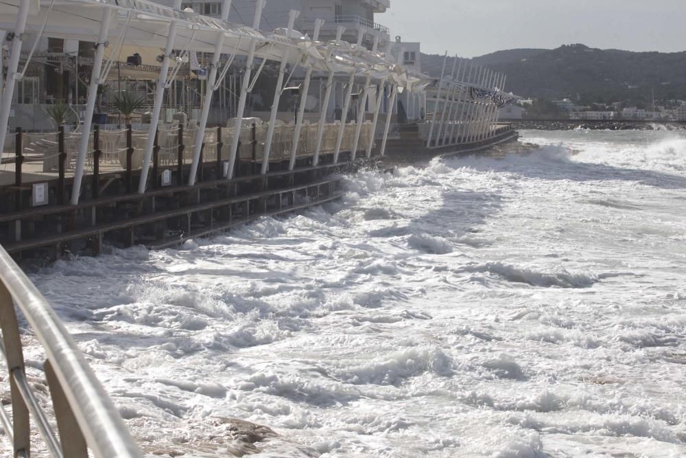 El viento vara ocho barcos en Sant Antoni