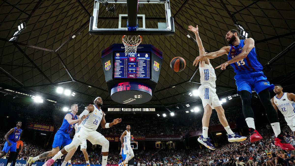 Baloncesto | El Real Madrid golpea primero en la final de la liga Endesa y  gana al Barcelona en el Palau