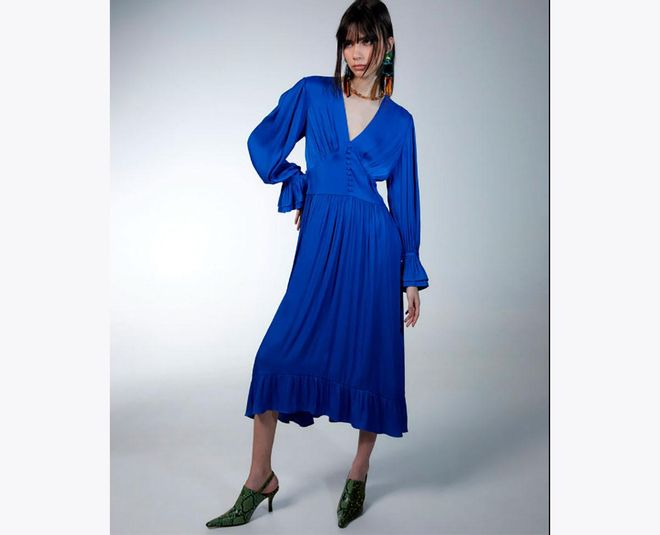 Vestido largo en azul de Sfera