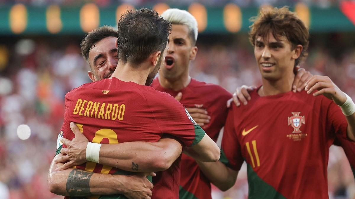 Bruno Fernandes abraza a Bernardo Silva en la celebración del primer gol de Portugal
