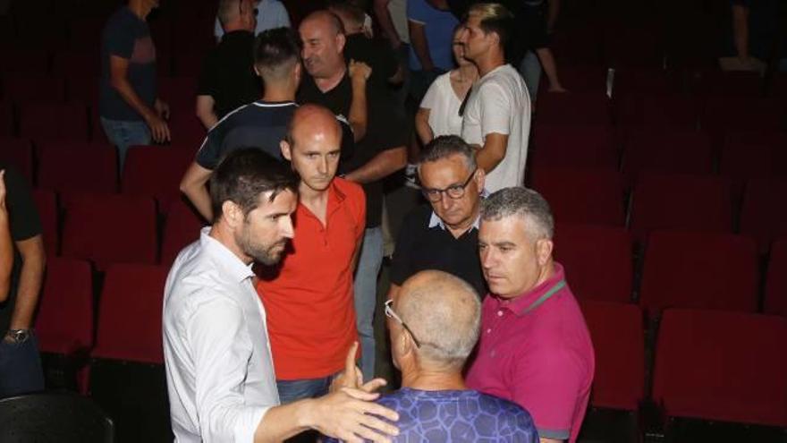 David Albelda charla con algunos directivos al finalizar el acto en La Pobla Llarga.