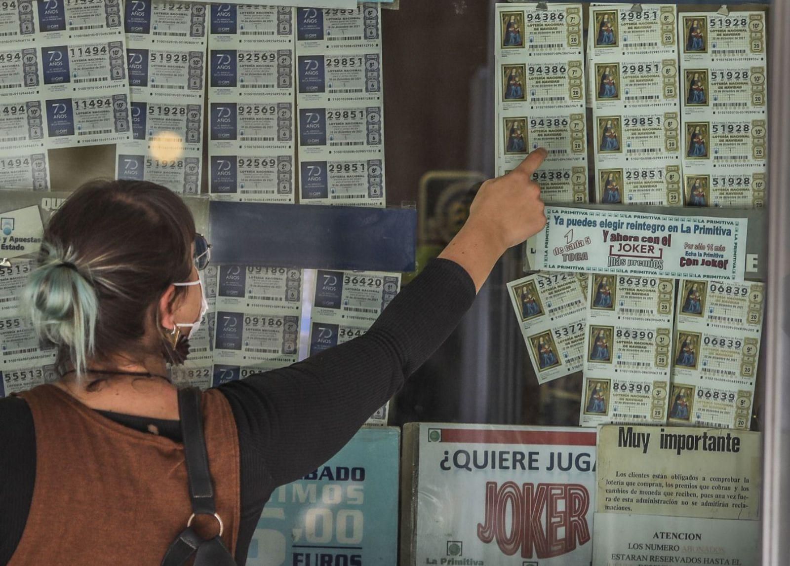 Décimos a la venta en una administración de lotería de Elche. | ANTONIO AMORÓS