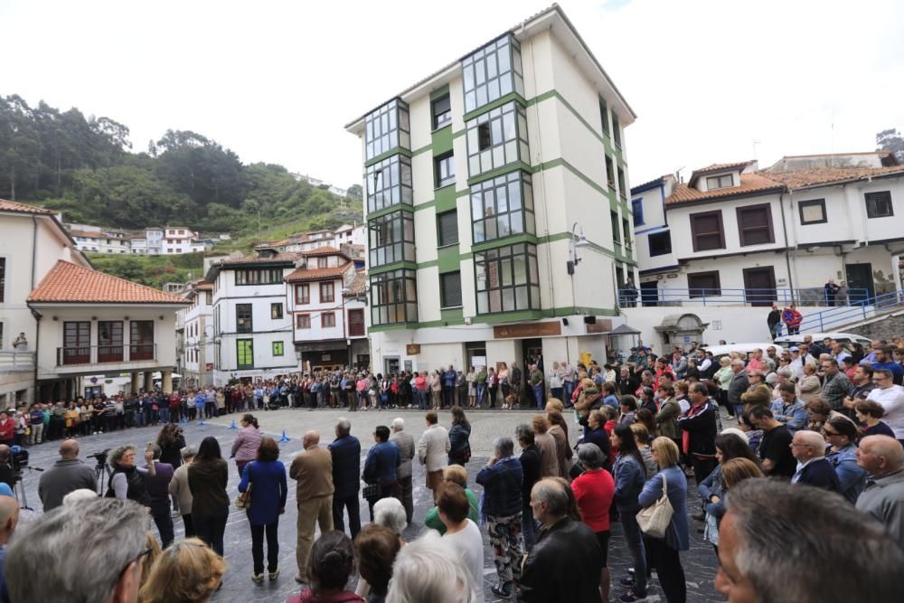 Emotivo minuto de silencio de los vecinos de Cudillero al recordar al joven fallecido David Carragal