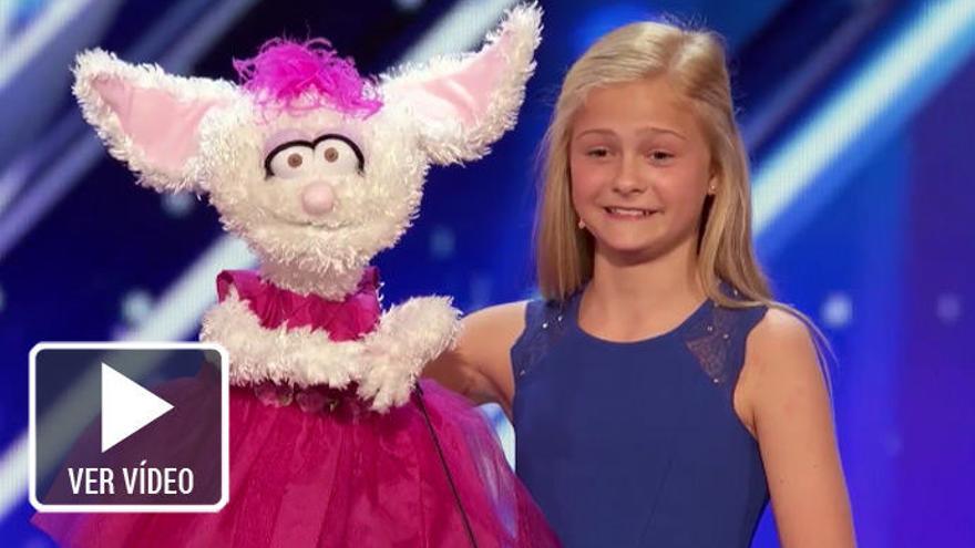 Darci Lynne, con su conejita durante la actuación.