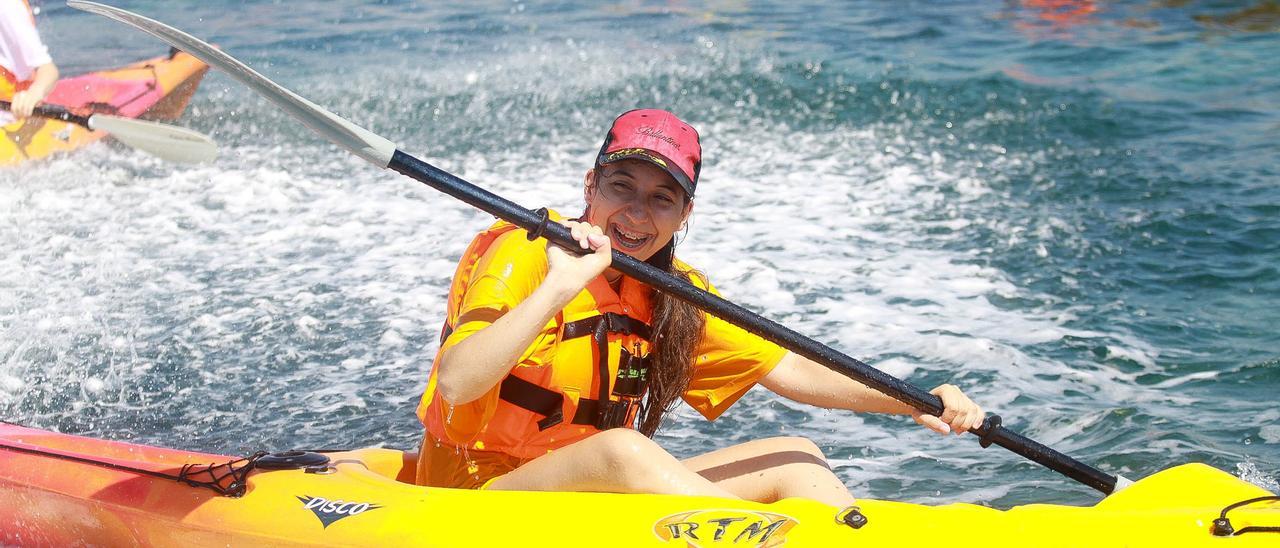 Imagen de archivo de una joven en plena acción en kayak de mar.