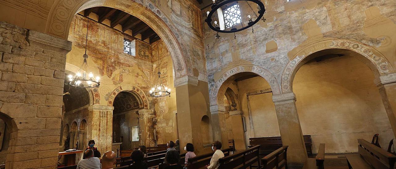 Una visita guiada a la iglesia de Santullano, ayer. | Miki López