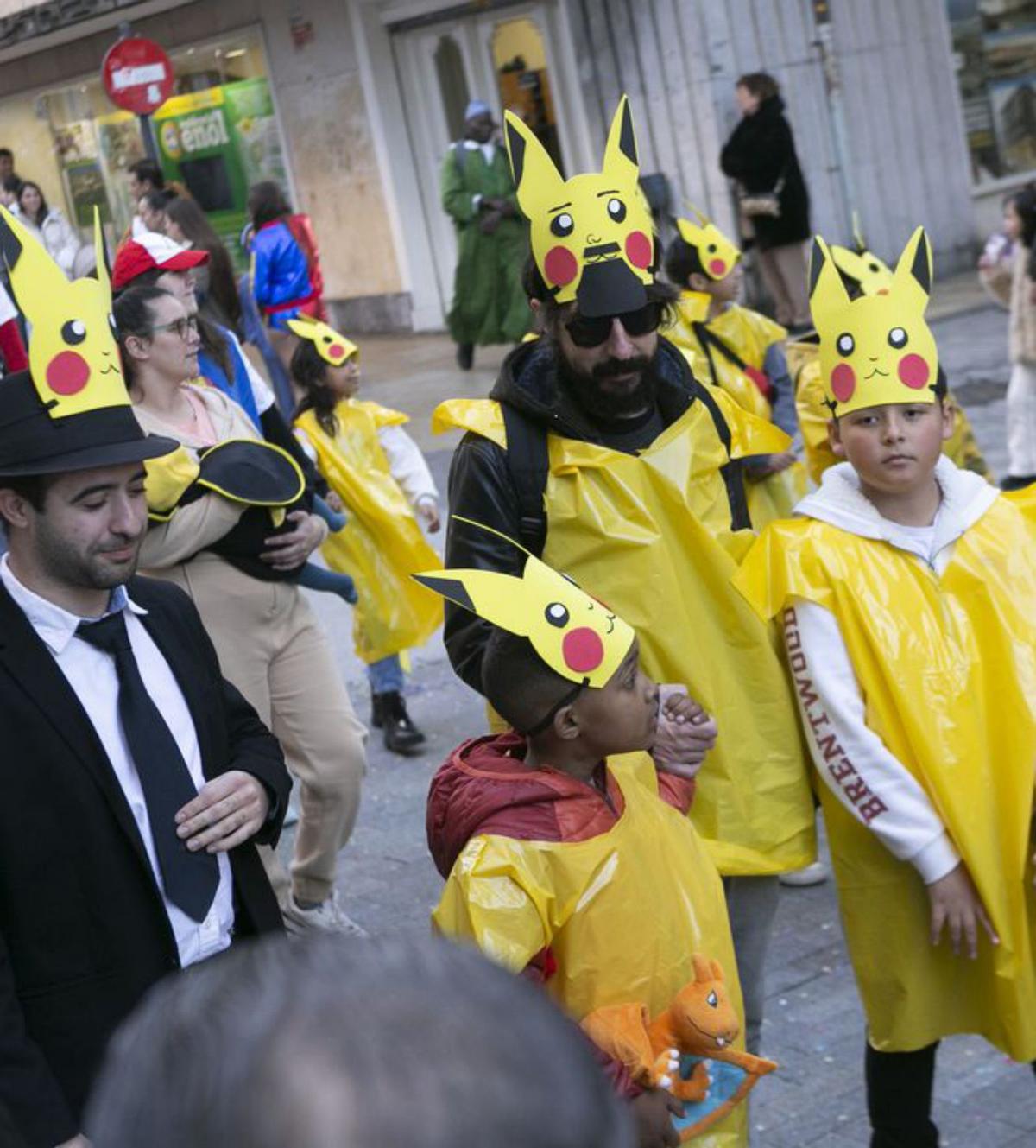 Los escolinos d’Avilés y Xixón antroxen nes aules y tamién na cai