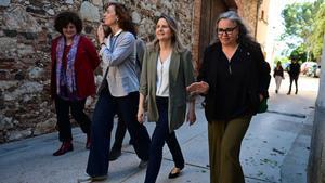 La secretaria de Cicles de Vida i Ciutadania, Teresa Llorens; la responsable de CAMINS de HSJDB, Marta Pardo; la consellera de Drets Socials i Inclusió, Mònica Martínez Bravo, y la alcaldesa de Collbató, Gemma Rodríguez Quiñonero, a su llegada al CRAE.