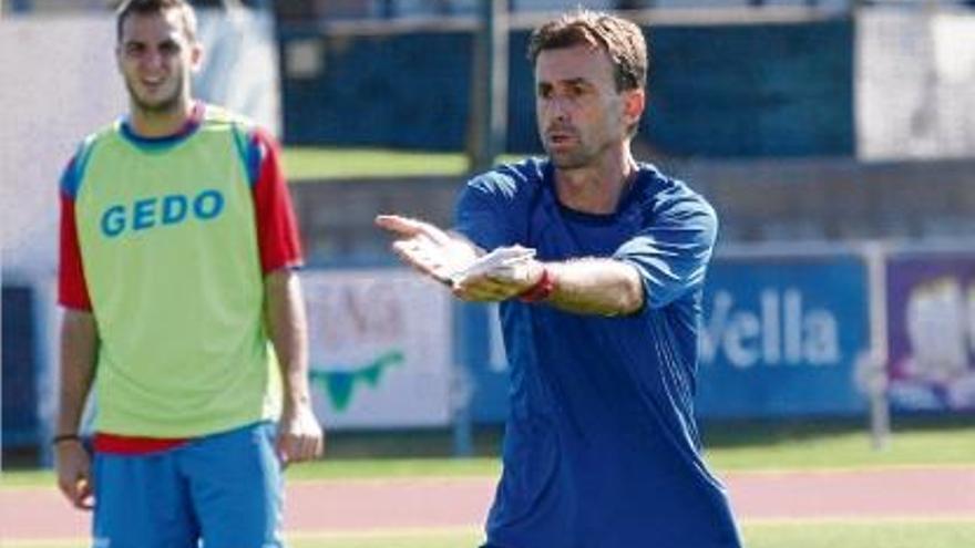 Santi Castillejo donant ordres en un entrenament del Llagostera la temporada passada.