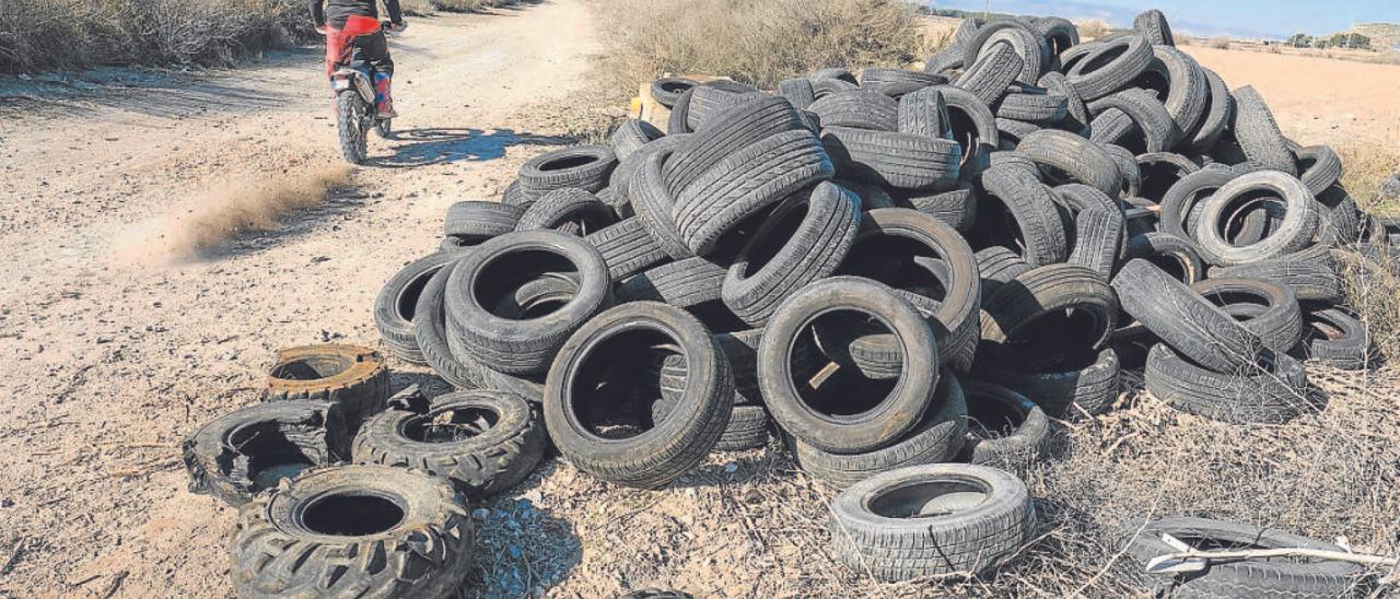 Detectan un vertido de 200 neumáticos usados en la Colonia de Santa Eulalia