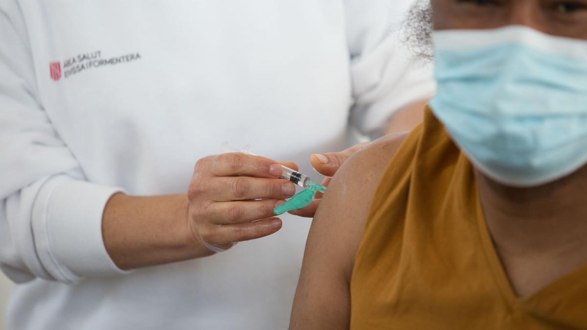 Vacunación de una persona en el recinto ferial de Ibiza. Vicent Marí