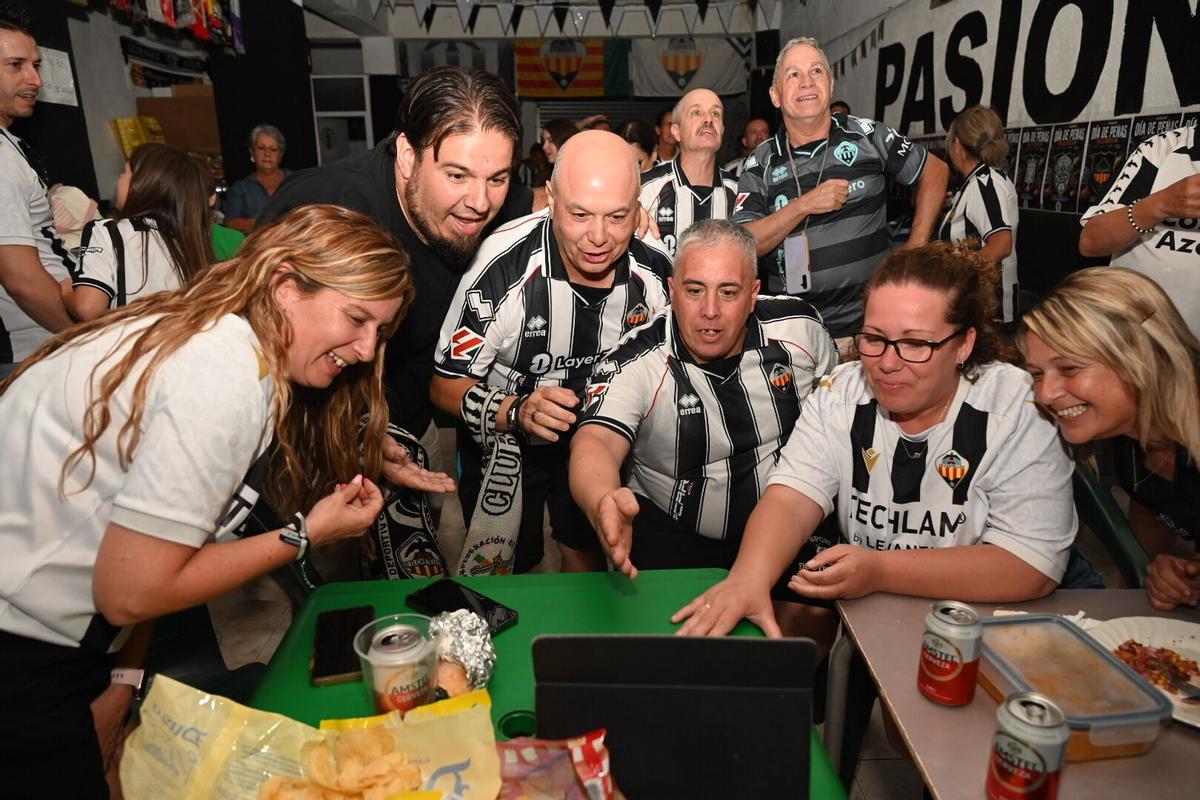 Los aficionados del CD Castellón siguen el partido contra el Almería en los bares de la ciudad