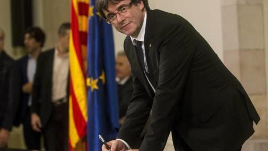 Carles Puigdemont firma la declaració d&#039;independència al Parlament