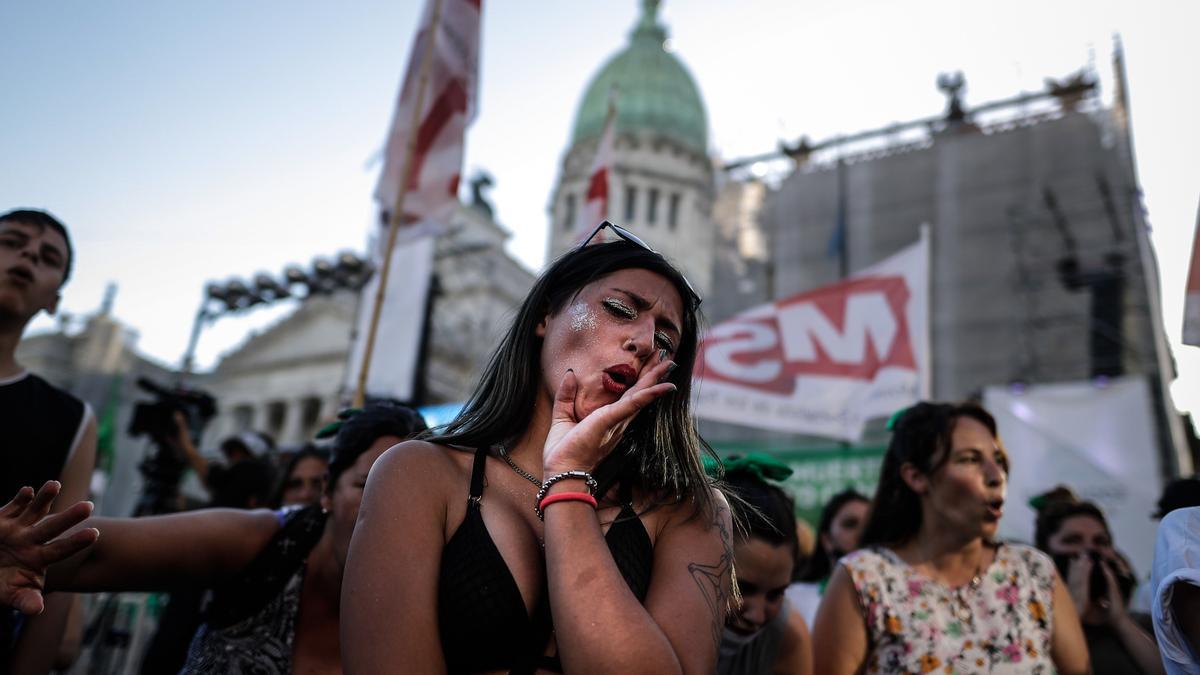 Las calles argentinas se visten otra vez de verde y celeste al debatirse ley del aborto