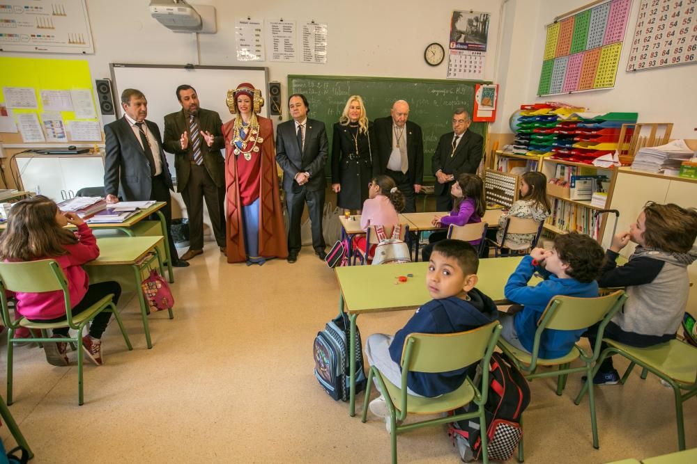 La Dama Viviente visita los colegios de Elche