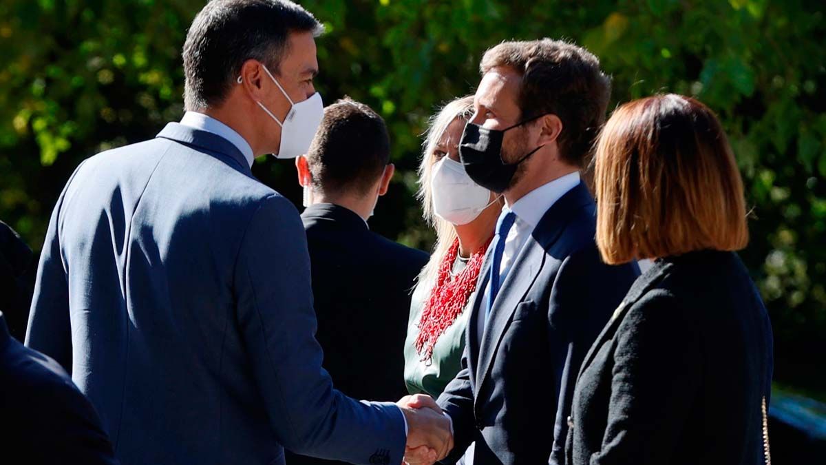 Pedro Sánchez saluda a Pablo Casado a su llegada al monasterio de Yuste