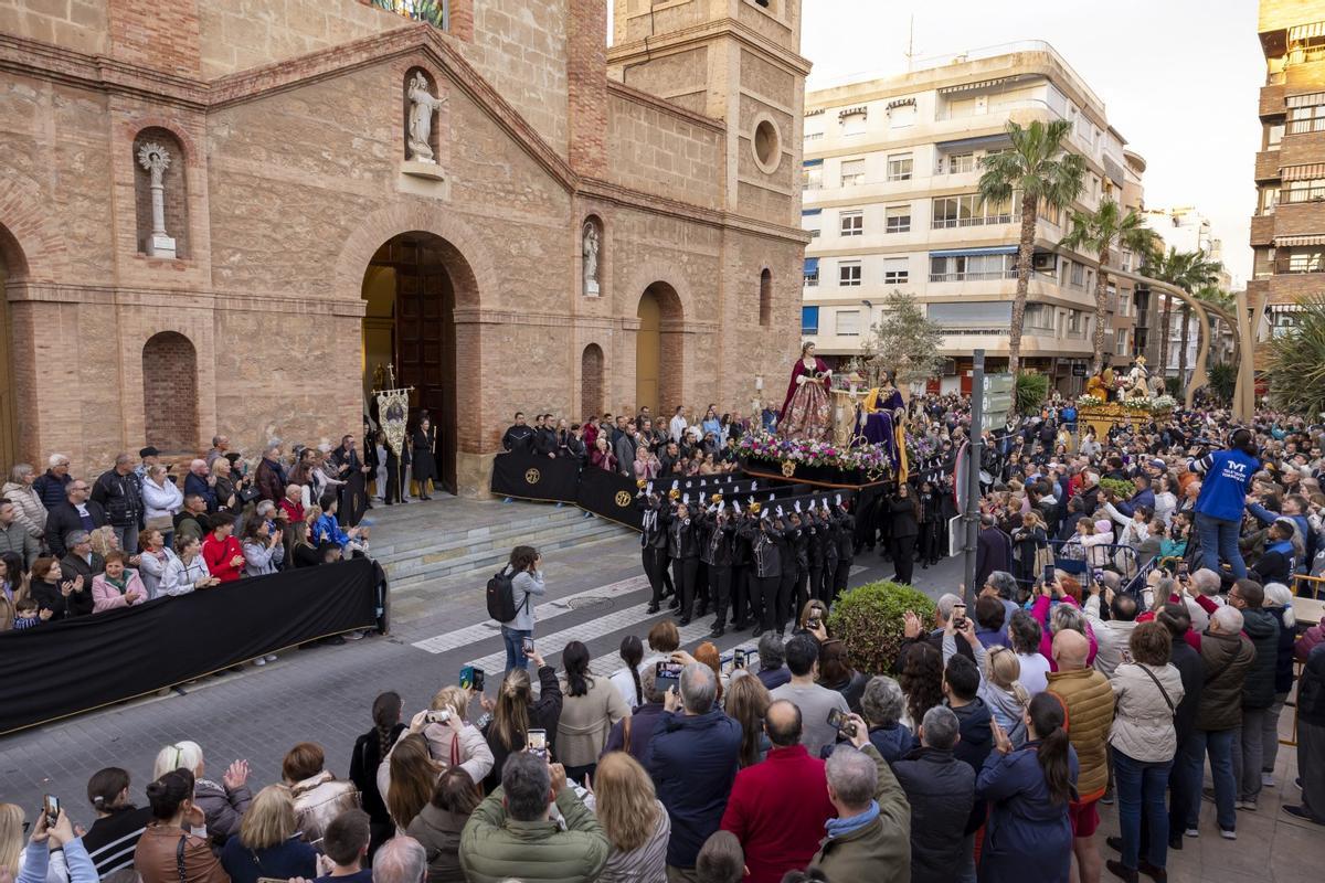 Las quince cofradías de la Semana Santa de Torrevieja recorrieron las calles en Viernes Santo Las quince cofradías de la Semana Santa de Torrevieja recorrieron las calles en Viernes Santo