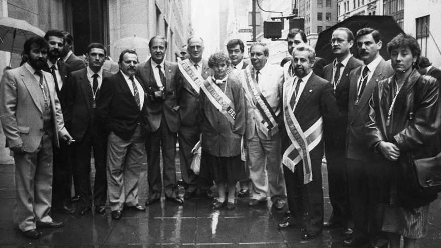 Tini Areces, sexto por la derecha, en la Quinta Avenida de Nueva York el día 12 de octubre de 1987.